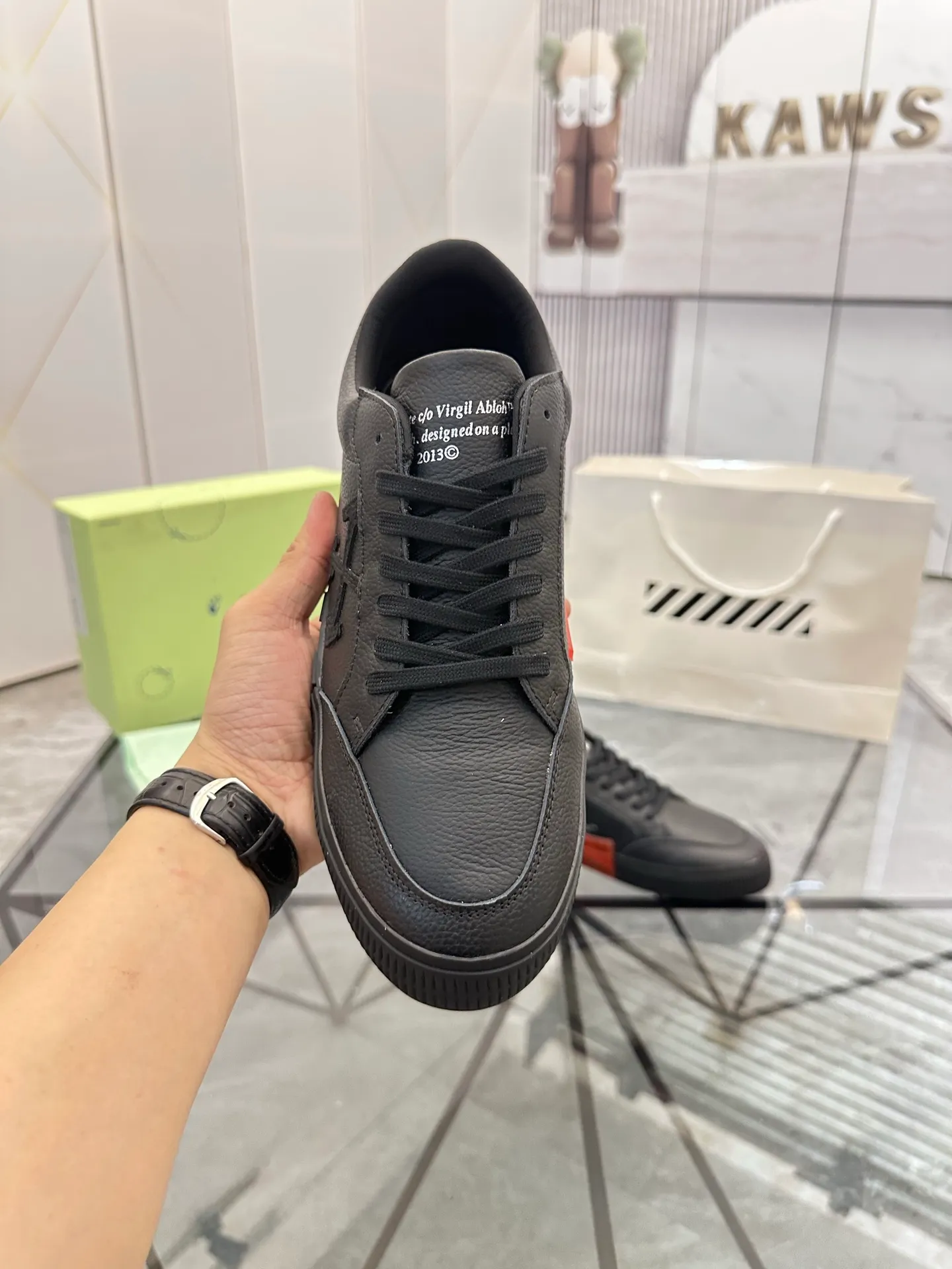Selling men's shoes 💰: 💰P440¥ Product trademark: OFF WHITE *"OFF WHITE*" low-top casual shoes Regular size: 35-45 (can be customized to 46) Couple style Product material: imported cowhide upper, breathable lining, original outsole. No.: H203
